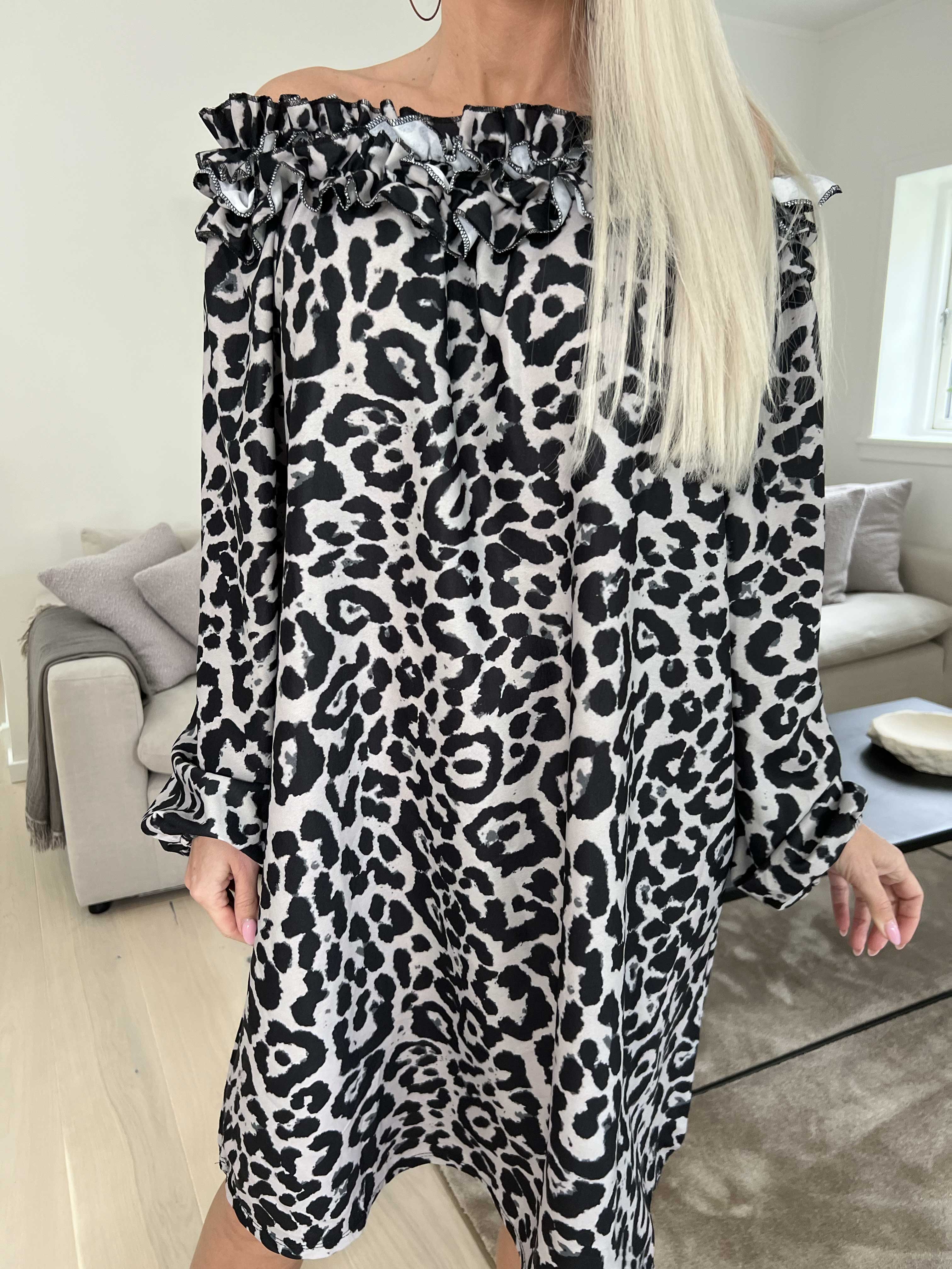 Chili Leo Dress - Kjole i leopardprint med flæser i udskæringen